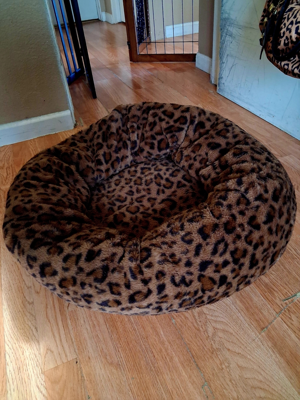 Leopard Print Plush Round Pet Bed ~ Faux Fur Brand New ! 24 Inches Round